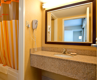 LaQuinta Inn and Suites bathrooom